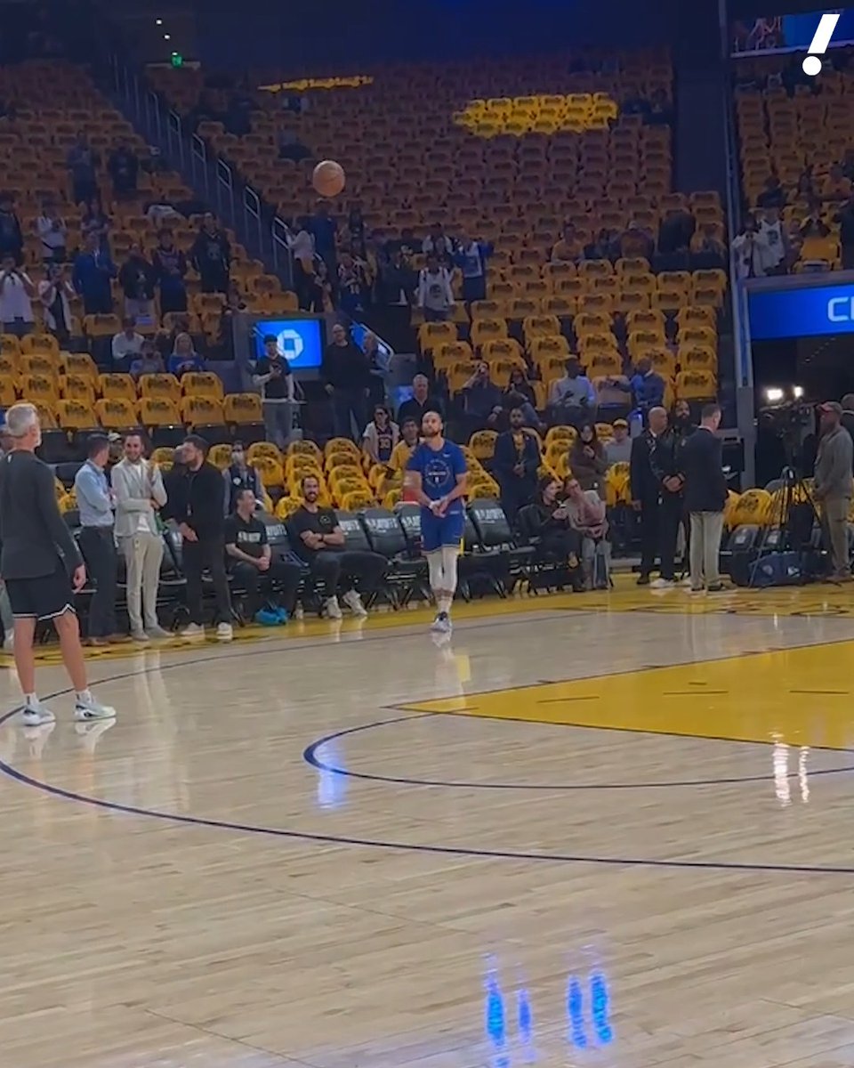 Steph Curry warming up for Warriors-Rockets with volleyball skills 🏐