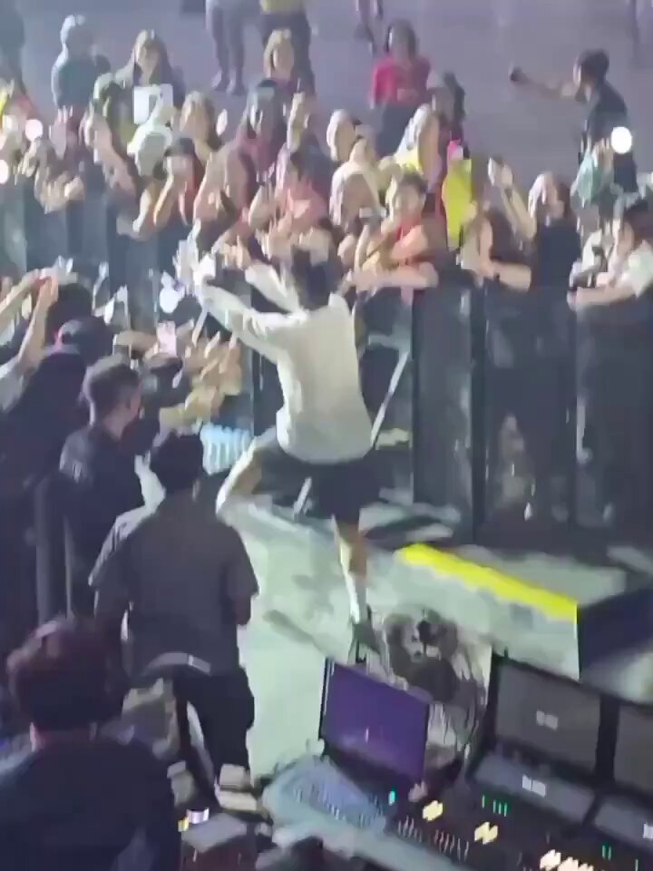 📢 PERHATIAN! Layout VIP Stage Singapore sama seperti VIP Stage Jakarta, jadi ada kemungkinan j-hope juga akan turun dari panggung dan berinteraksi sampai barricade belakang. Jika hal itu terjadi, mohon untuk TETAP KONDUSIF, TIDAK SALING MENDORONG, JANGAN MENYENTUH J-HOPE SEENAKNYA dan TETAP PERHATIKAN BATASAN! Berlaku untuk semua penonton VIP, khususnya area sekitar barricade depan/belakang. 🚫 Jangan egois dan tidak saling dorong 🚫 Jangan sentuh j-hope kalau bukan j-hope duluan yang terbuka untuk itu. Berada di dekatnya, bukan berarti kalian bisa sentuh-sentuh seenaknya 🚫 Jangan sentuh-sentuh j-hope dengan cara yang tidak benar 🚫 Jangan tarik-tarik j-hope 🚫 Jangan melempar apapun ke arah j-hope vid©j1nzhu0o_ ©heyLizR