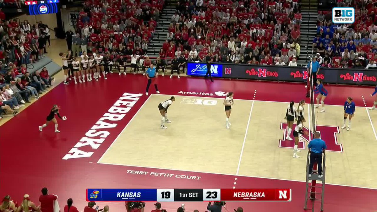 .Sky Pierce 🐝 getting in on the fun! 🤩 Set point, Huskers!