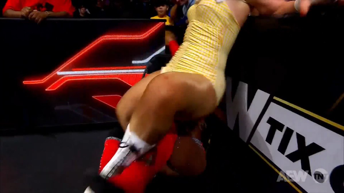 This AEW Women’s World Championship Eliminator Match is spilling into the ringside area! Watch #AEWCollision on TNT &amp; MAX @Amisylle