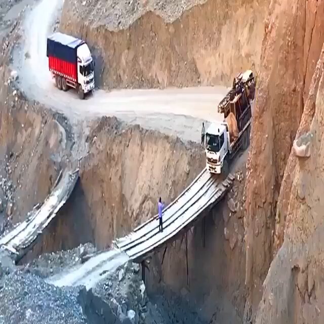 うわっ、この橋ヤバすぎ！😱 トラックドライバーなら絶対引き返す！安全第一だよ。命と荷物守るため、別のルート探すのが賢明。こんな危険な橋、渡るなんて考えられない…。みなさんはどうする？