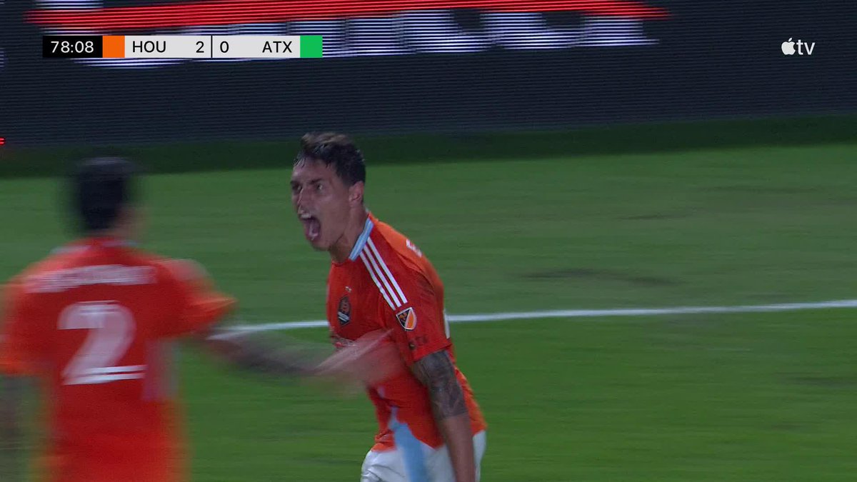 Ponce scores and celebrates with his family. 🧡