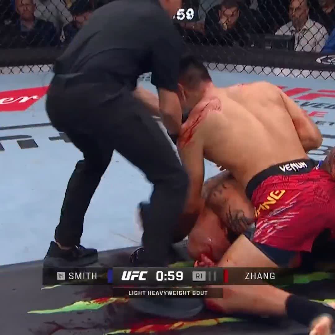 Zhang Mingyang 🇨🇳 massacre Anthony Smith 🇺🇸 et l'emporte par TKO au premier round ! C'est très compliqué pour Smith... 😓 #UFCKansasCity