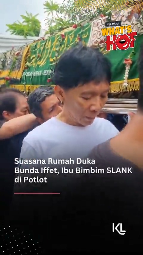 Suasana haru menyelimuti rumah duka Bunda Iffet, Ibu Bimbim SLANK, di Jalan Potlot 3, Duren Tiga, Jakarta Selatan, Minggu (27/4/2025). Sejak pagi, rumah duka sudah dipadati para pelayat. . Simak terus update berita tentang dunia entertainment, kalau bukan sekarang, KapanLagi?