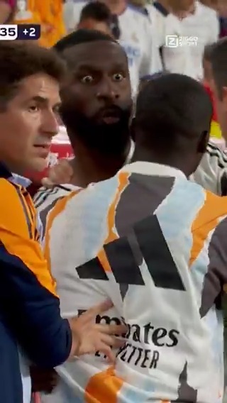 Rüdiger verliest het 𝐡𝐞 𝐥𝐞 𝐦𝐚𝐚𝐥 🤯 De verdediger kan zijn woede niet onder controle houden en gooit met ijszakken richting de scheidsrechter 😳🧊 #ZiggoSport #Rüdiger #CopadelRey #BarçaRealMadrid