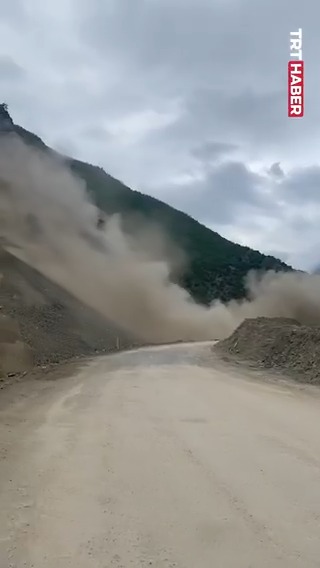 Artvin-Şavşat kara yolunda heyelan meydana geldi. Yolda araç bulunmaması olası bir facianın önüne geçti.