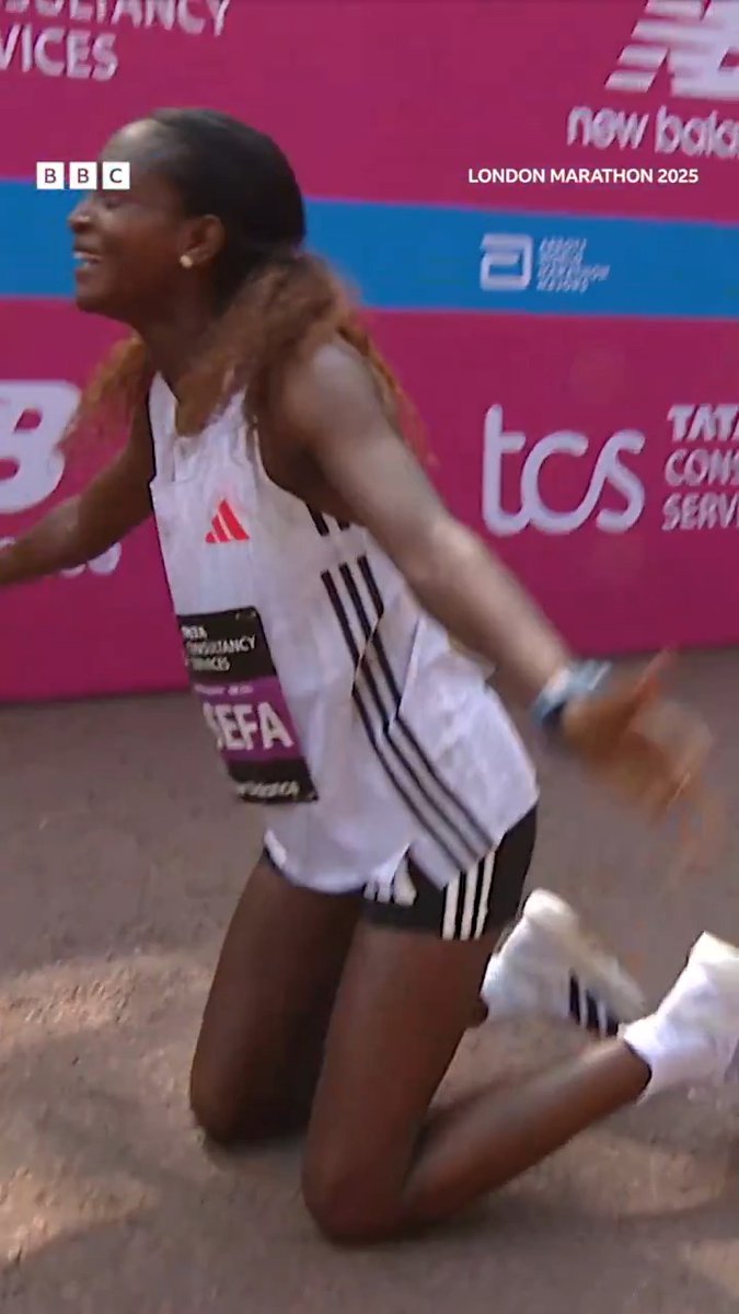 The moment Tigst Assefa breaks the women's only marathon record. 2 hours, 15 minutes, 50 seconds. #LondonMarathon #BBCMarathon