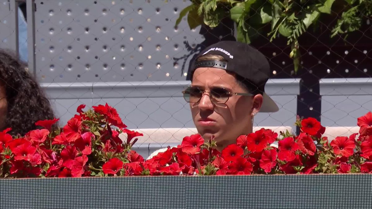 lloro de la risa enzo no entiende nada el solo aceptó el viaje a madrid para tener la excusa de caer a la casa de julián un domingo de superclásico