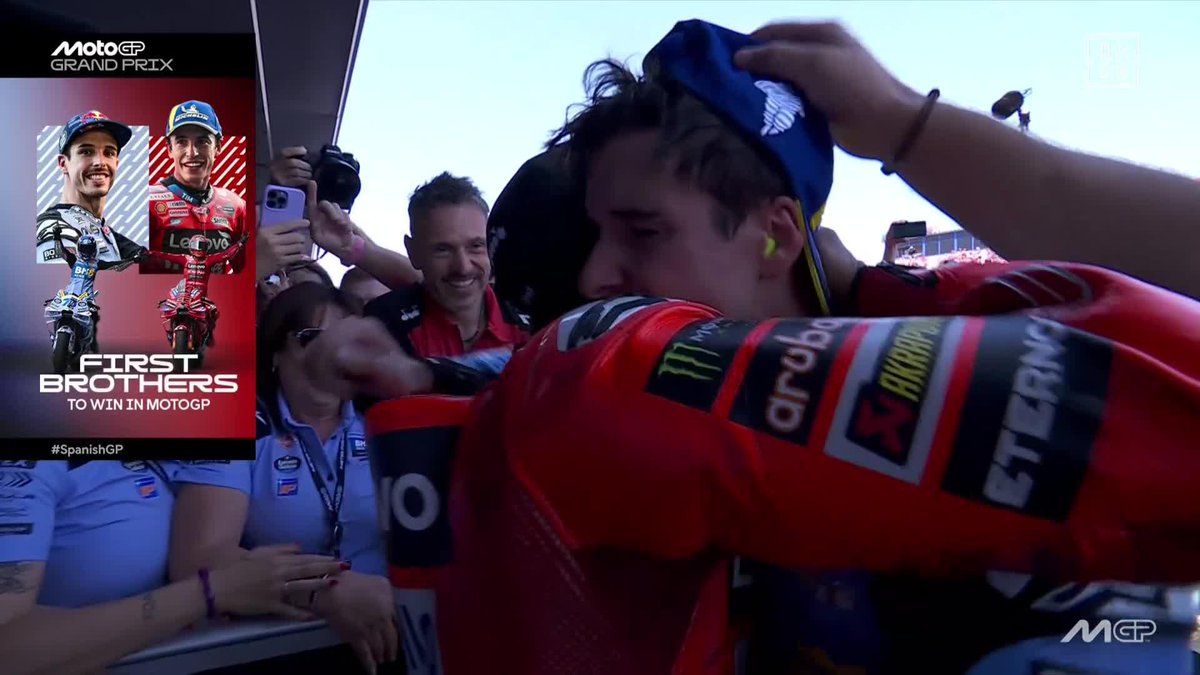 ¡Sois historia de #MotoGP! El abrazo entre los Márquez ❤️ NUNCA ANTES DOS HERMANOS HABÍAN GANADO UNA CARRERA 😯 Cómo no vas a llorar, Alex Márquez... ¡CÓMO NO VAS A LLORAR! #SpanishGP 🇪🇸 #MotoGP 🏁
