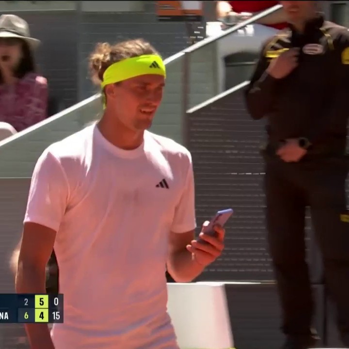 Zverev brings out his phone to take a picture of a ball mark ๐คณ๐ #MMOpen