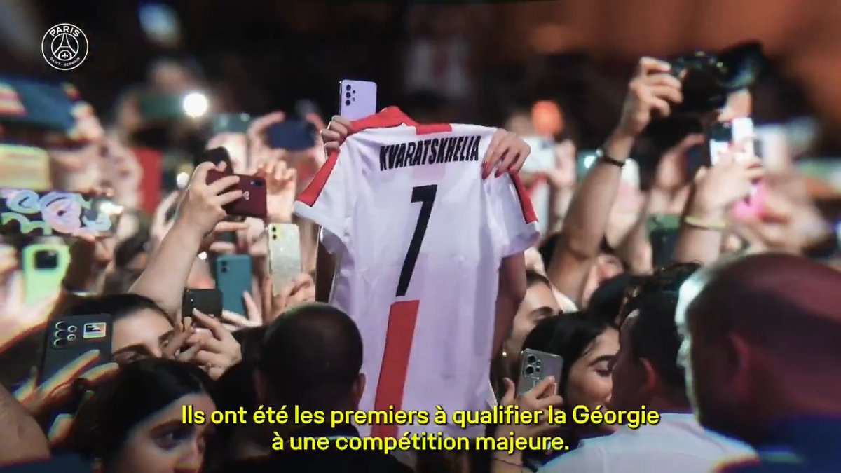 Une ferveur populaire à Paris en guise de motivation suprême et un drapeau géorgien qui flotte haut dans Paris 🇬🇪 Des premiers mois réussis pour Kvara avec une mentalité de guerrier ✊