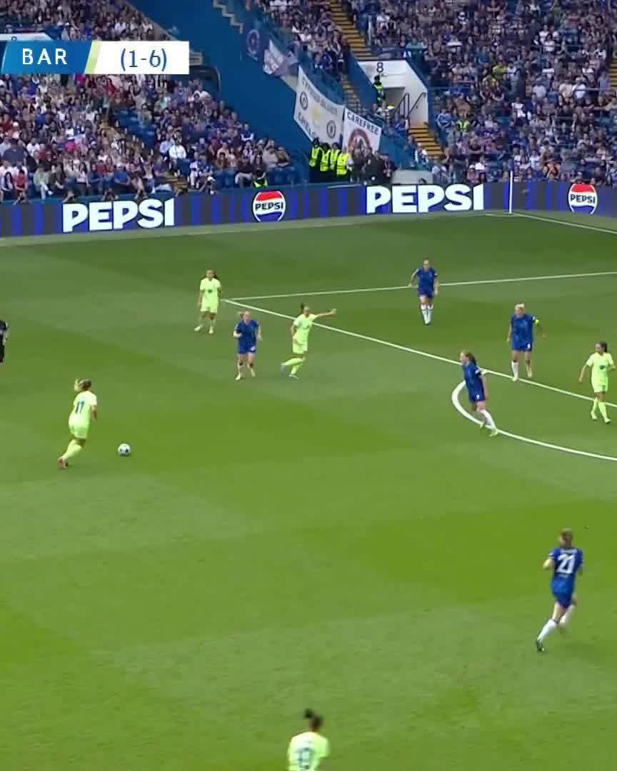 Clàudia Pina had the keeper looking like a statue. 3-0 up at HT. 7-1 up on aggregate. Damn 😳 (via DAZN Women's Football)