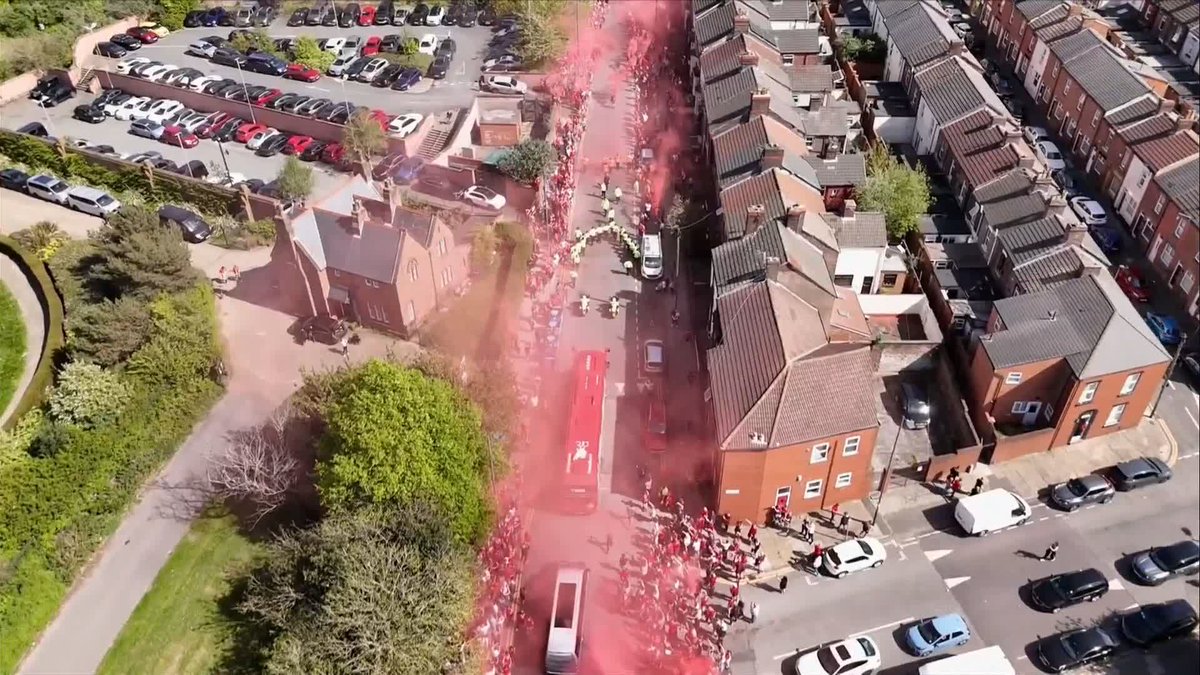 Absolute scenes as fans line the roads as Liverpool's team bus heads to Anfield 🔴🔥