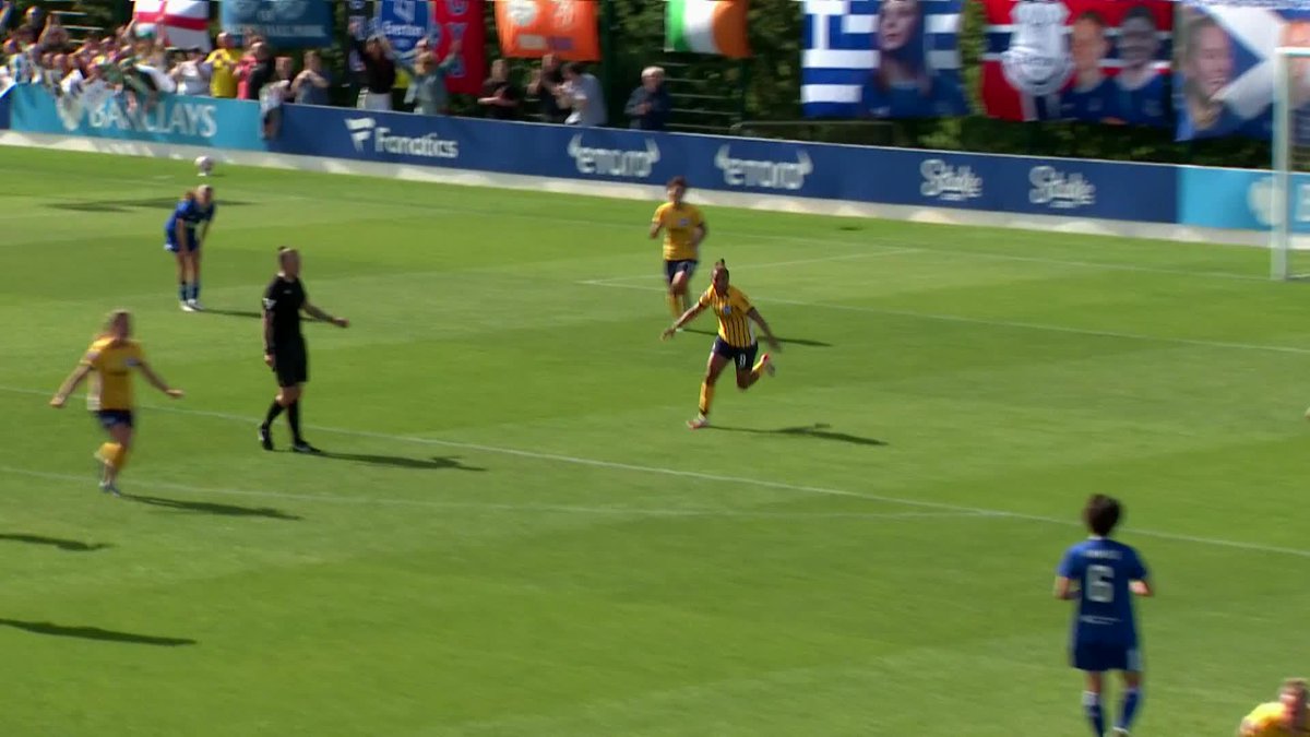 LATE LIMBS 😱 Nikita Parris is just simply CLUTCH. ⚡️ Brighton & Hove Albion Women #BarclaysWSL