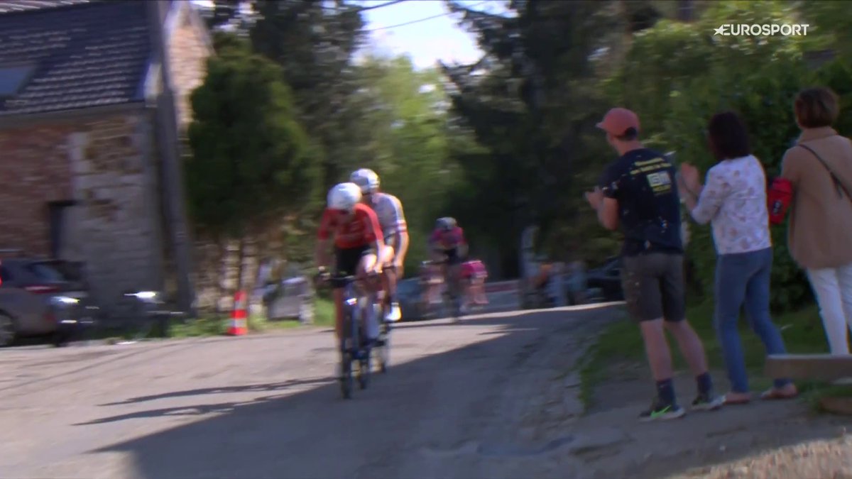 🚴‍♀️🇧🇪 | Wat is dat nou? Vanuit het niets sluit ineens een toeschouwer aan in de kop van de vrouwenkoers! #LBL 📺 Stream koers op HBO Max