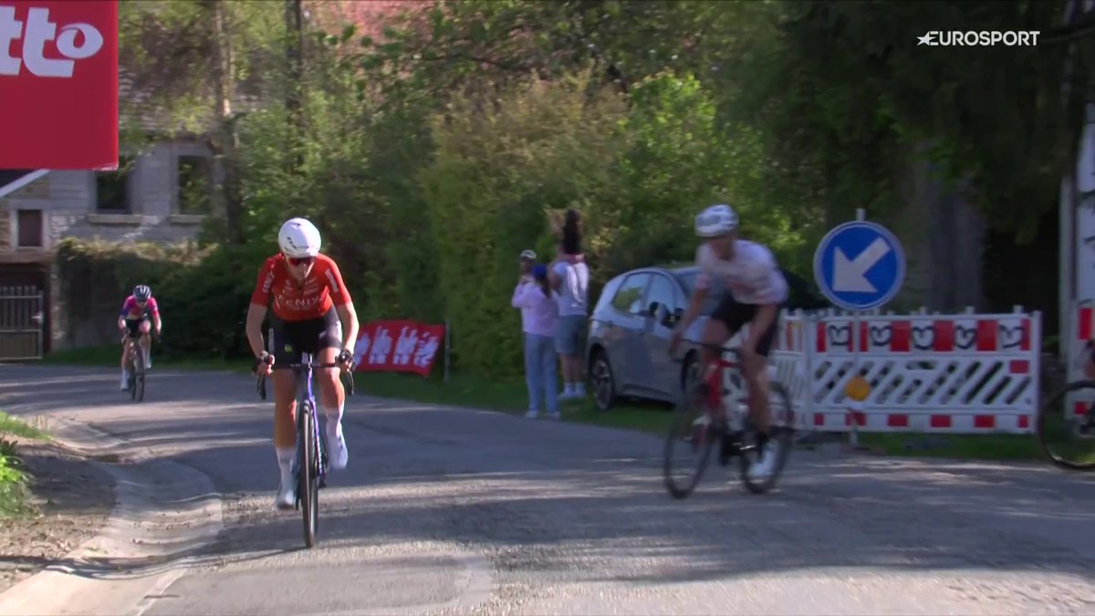 "ESTO ES UNA FALTA DE RESPETO" 🤬 Un aficionado vestido de UAE se cuela en la carrera femenina. #LBLWomen