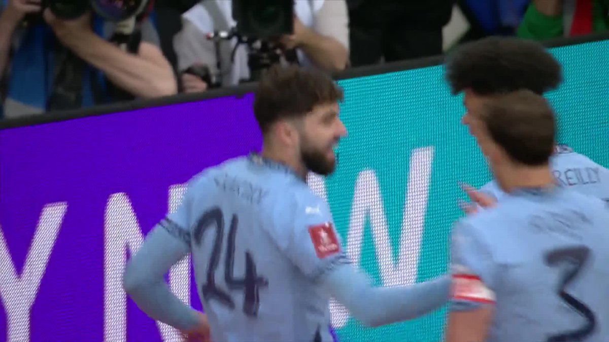 Joško Gvardiol with a bullet header for Manchester City 💪 The delivery from Omar Marmoush 👏 #EmiratesFACup