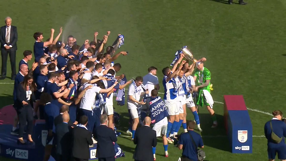 Birmingham City lifting the League One Trophy! ๐๐