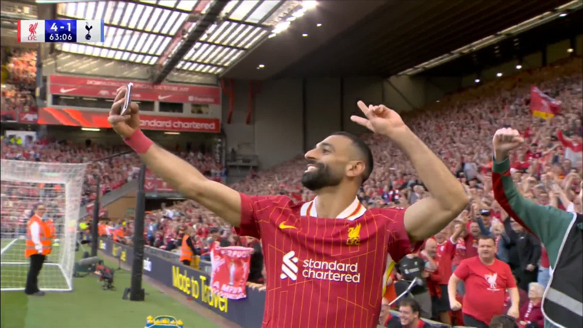"To crown the moment, the King" 👑 Mo Salah gets in on the action 🤳