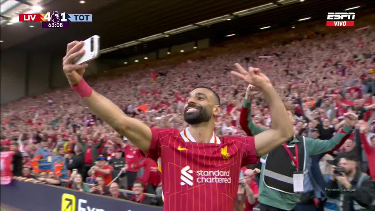 🍿📸 Salah se sacó UNA SELFIE CON LOS HINCHAS DEL LIVERPOOL en el festejo de gol. La foto del campeón. 🚬