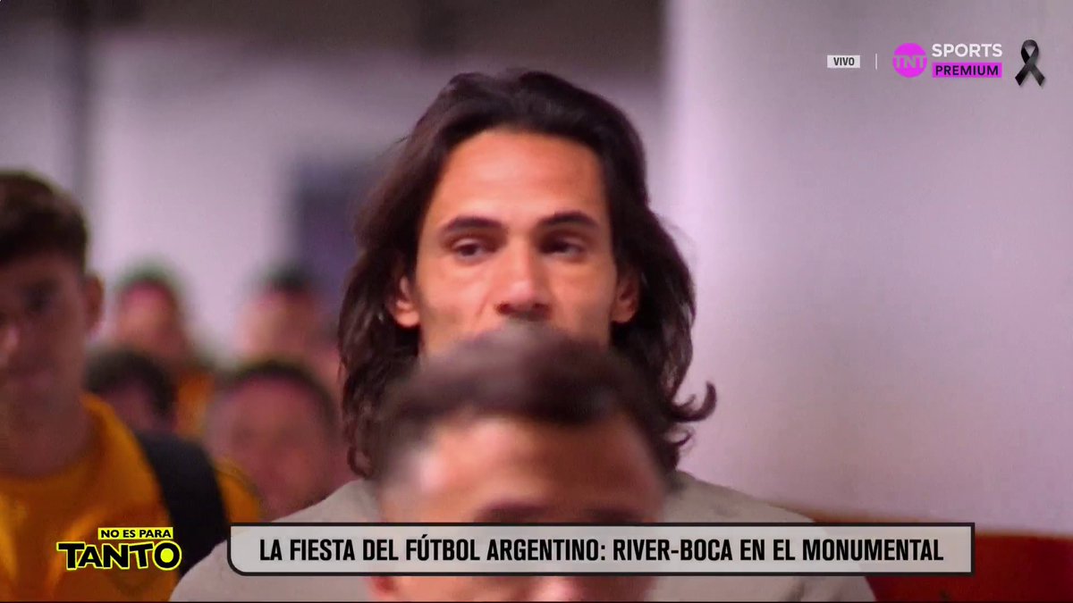 🇺🇾Edinson #Cavani, que estará AUSENTE POR LESIÓN, ACOMPAÑA al plantel de #Boca en la previa del Superclásico.