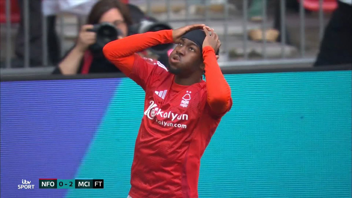 🗣️ "You just want to sweep it in." Should Elanga have done better with THAT chance? #ITVFootball | #EmiratesFACup | Ian Wright