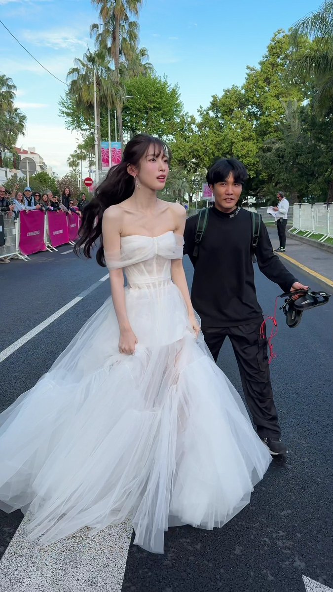 Arin attending Canneseries pink carpet 💓 That dress with her is GORGEOUS 🥹🥹🥹🥹 #Arin #SLine #아린 #S라인 #Canneseries2025 ©️