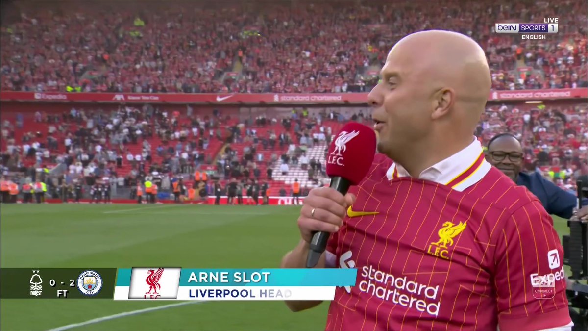 Touch of class. Arne Slot repays Jurgen Klopp's welcome chant, starting a rendition of his own! #beINPL #LFC