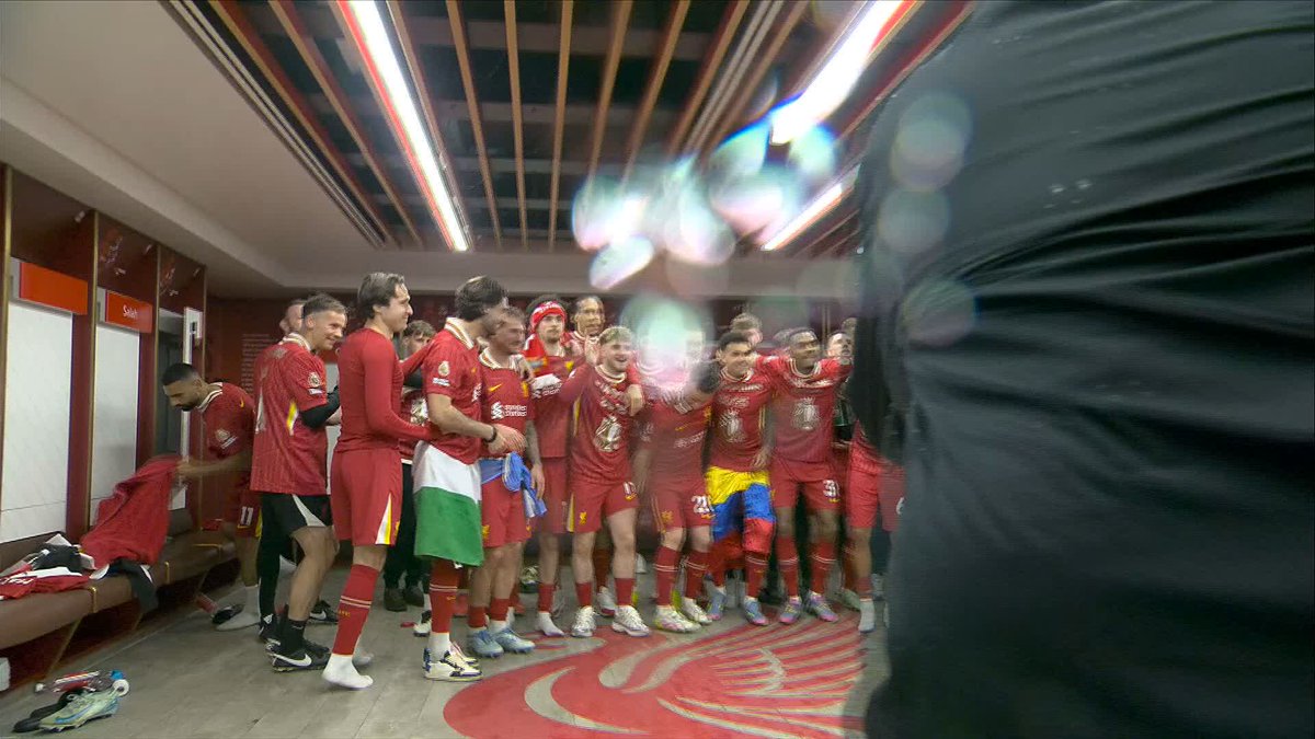 The SCENES in Liverpool's dressing room! 🙌