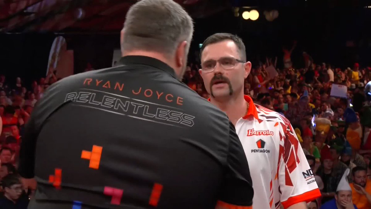 JOYCE HAMMERS HETA! Ryan Joyce closes out another comprehensive victory over Damon Heta to breeze through to the semi-finals in Graz! Joyce will play Ross Smith for a place in the Austrian Darts Open final! ๐บ #ET5 | QFs