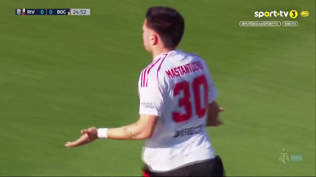 Franco Mastantuono com um golaço de livre direto no Superclássico! Apenas 17 anos 🌟