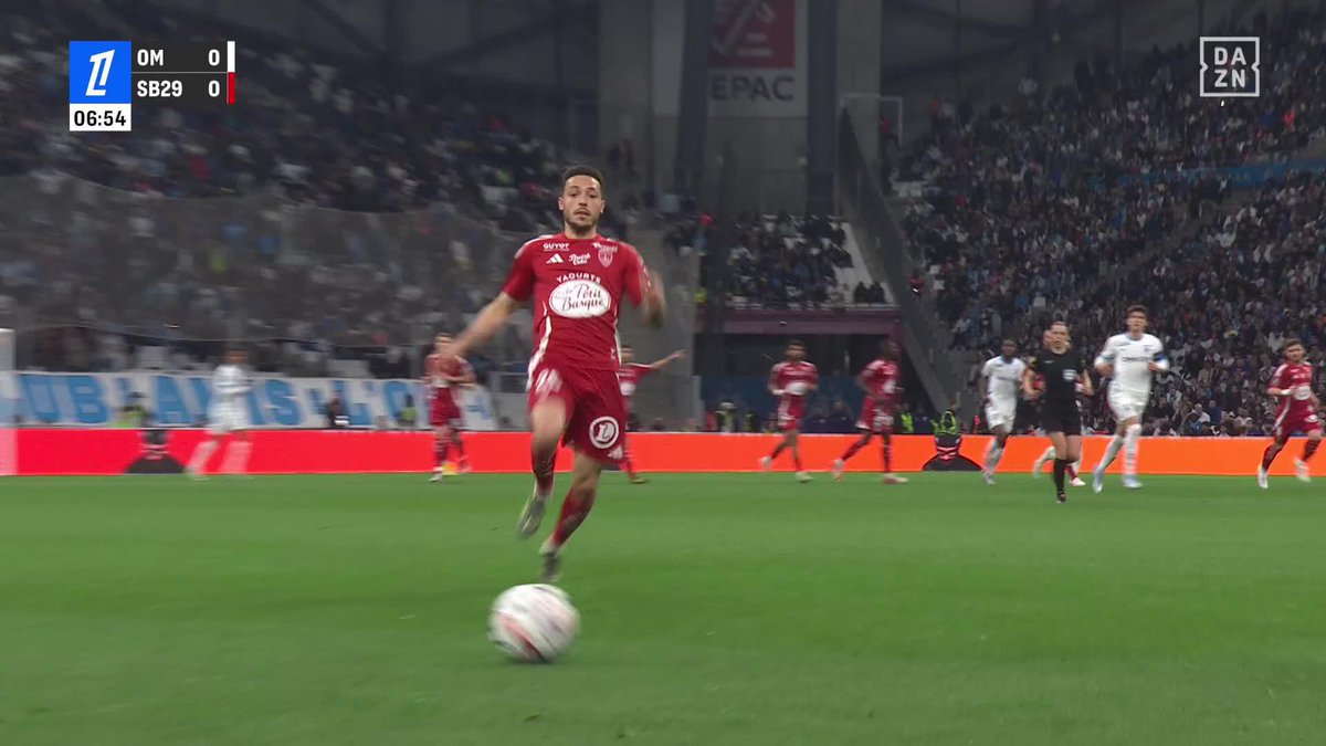 Le très beau but marqué par Amine Gouiri 🇩🇿 sur une merveille de passe de Luis Henrique 🇧🇷. 🤤 🎥 DAZN France