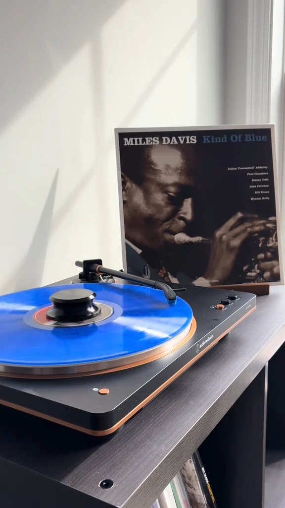 #NowPlaying Kind of Blue 💙💿 🎥: sosaspins
