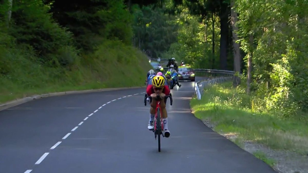💨 #Stade2 | Grand format : descentes, le grand frisson 🚴‍♂️ Les cyclistes peuvent aussi perdre ou gagner des courses en descente, d’où ces prises de risques parfois dangereuses et des images spectaculaires : faut-il modifier les règles pour limiter la vitesse ?