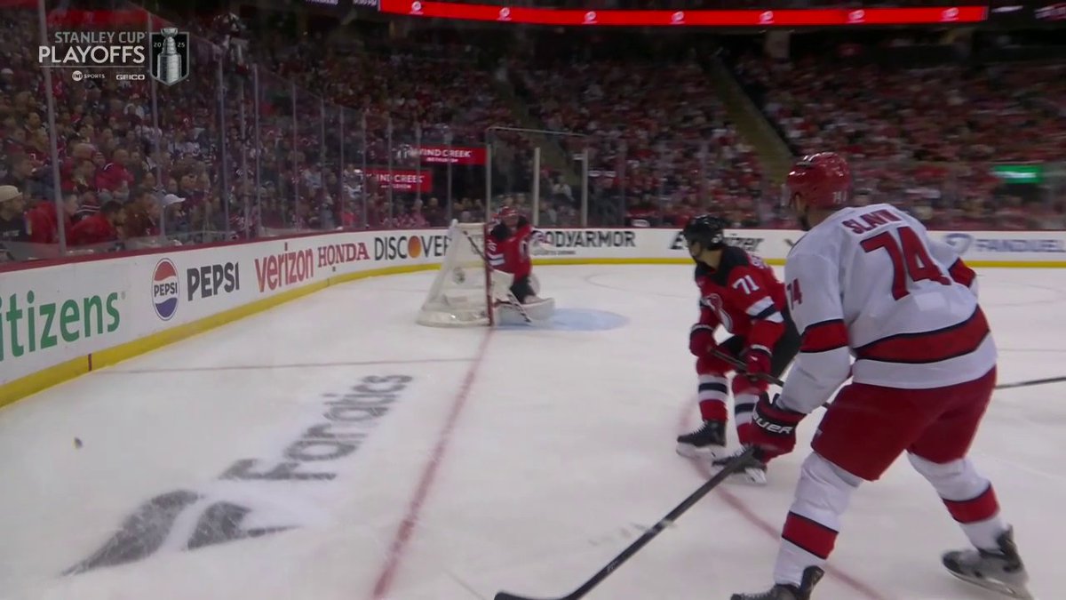 JACCOB SLAVIN SCORES FROM A SHARP ANGLE 👀 #StanleyCup 🇺🇸: NHLonTNT (TBS) &amp; HBO Max Sports ➡️ 🇨🇦: Sportsnet or stream on Sportsnet+ ➡️