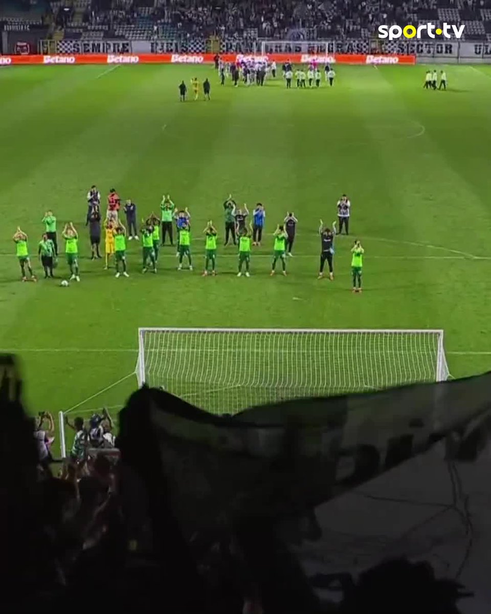 Momento de união entre os adeptos e equipa 🙌 #sporttvportugal #LIGAnasporttv #ligaportugalbetclic #BoavistaFC #SportingCP