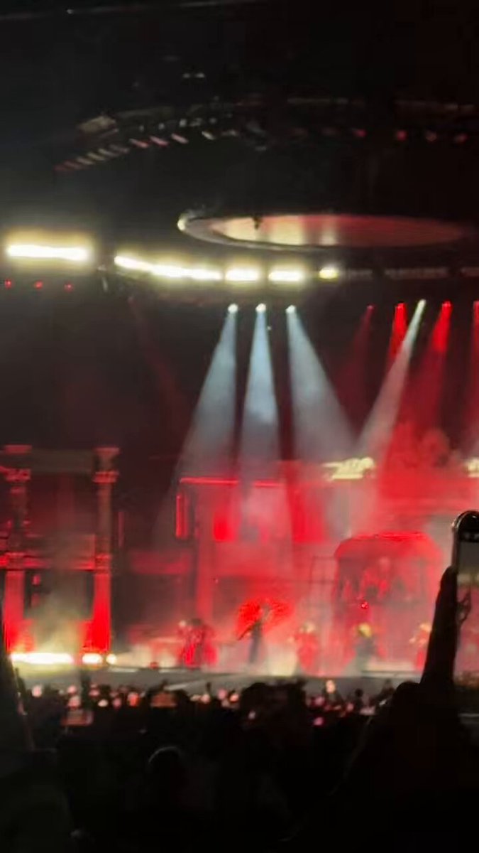 Sigo sin entender porque en la actualidad seguimos considerando las listas, premiaciones y ventas estadounidenses como las "más importantes", solo hace falta ver videos de los artistas presentándose en otros países. Así se ve una multitud realmente eufórica. Lady Gaga en México: