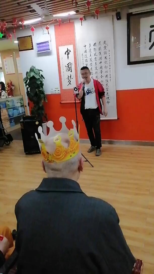 Singing in front of everyone . 甜蜜蜜