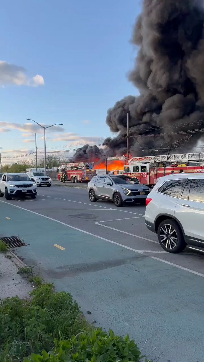 #Queens *2ND ALARM* Box 1620 3-04 Cross Bay Blvd in Broad Channel FIRE IN THE CALL-AHEAD PORTA POTTY BLDG, HEAVY FIRE #FDNY