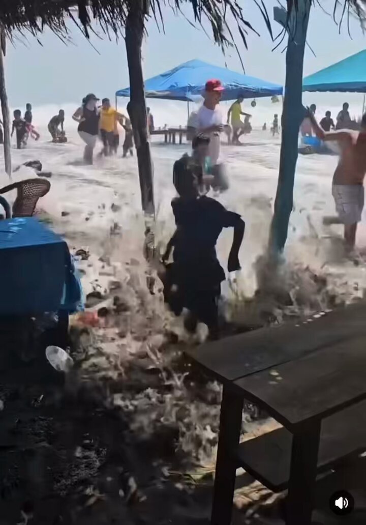 🚨🚨E❌tra🚨🚨 Si están salados: - Se les cae el Cargamento. 😶‍🌫️ -Los chorros se les viene para abajo. 🫠 Y ahora: Mareas altas y daños en Sonsonate. 😳😳😳 Que estaremos pagando señor? No me contestes. 😶