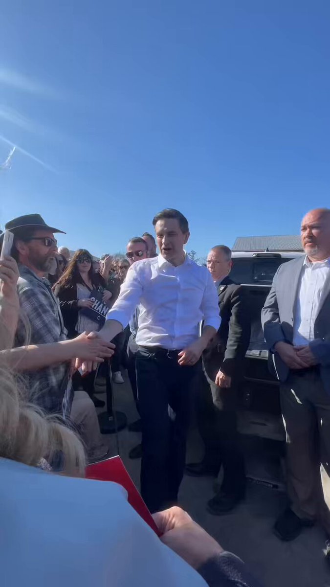 Pierre Poilievre is FOR the people. I can’t watch this clip without tearing up myself. Pierre hugs a weeping woman as he leaves the Peterborough/Keene rally today. Canadians have hope. Canadians NEED change. 🟦 🌊🍁