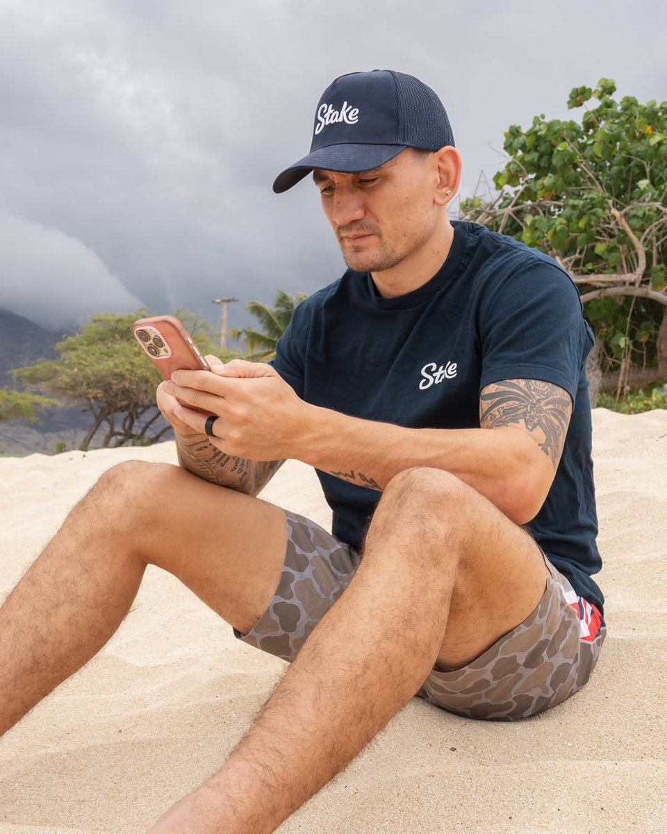 Hawaii vibes 🌴 Max Holloway
