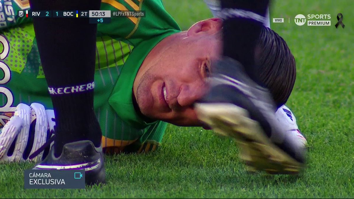 La pelota que saca este enfermo, en la cancha no había visto un choto. Qué locura. Uno de los hombres más preponderantes en la historia de los superclásicos.