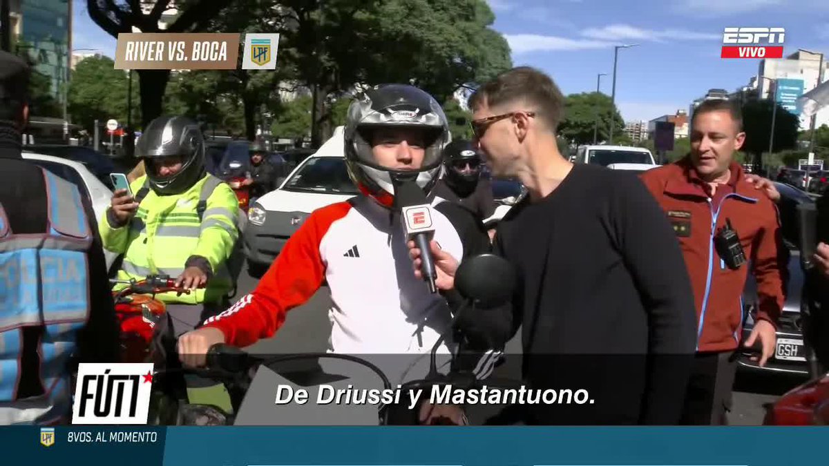 ¡SABÍA COSITAS EL MUCHACHO DE LA MOTO! 😎 Atención a este hincha de River, que pasaba por el banderazo de Boca rumbo al Más Monumental 📺 #ESPNFútbol1 | #DisneyPlus