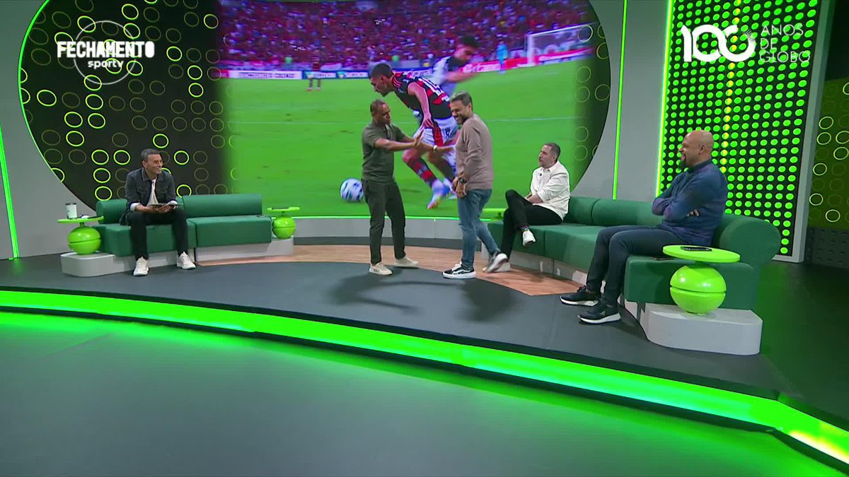 No Fechamento sportv, Denílson encena o lance de pênalti em Flamengo x Corinthians. Como não é bobo, escolheu o Eric Faria ao invés do Felipe Melo 😂