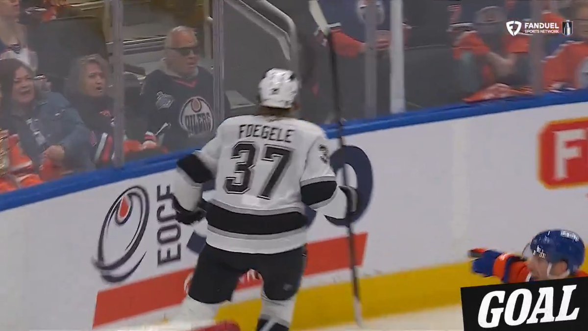 Warren Foegele dances one in to make it 2 zip! 🚨