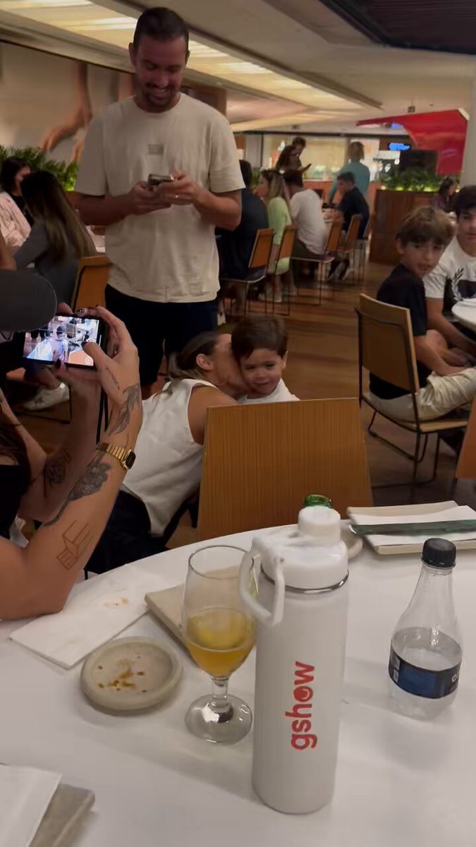 Uma recém campeã de bbb numa praça de alimentação e não tem nem 3 pessoas tietando ou pedindo foto