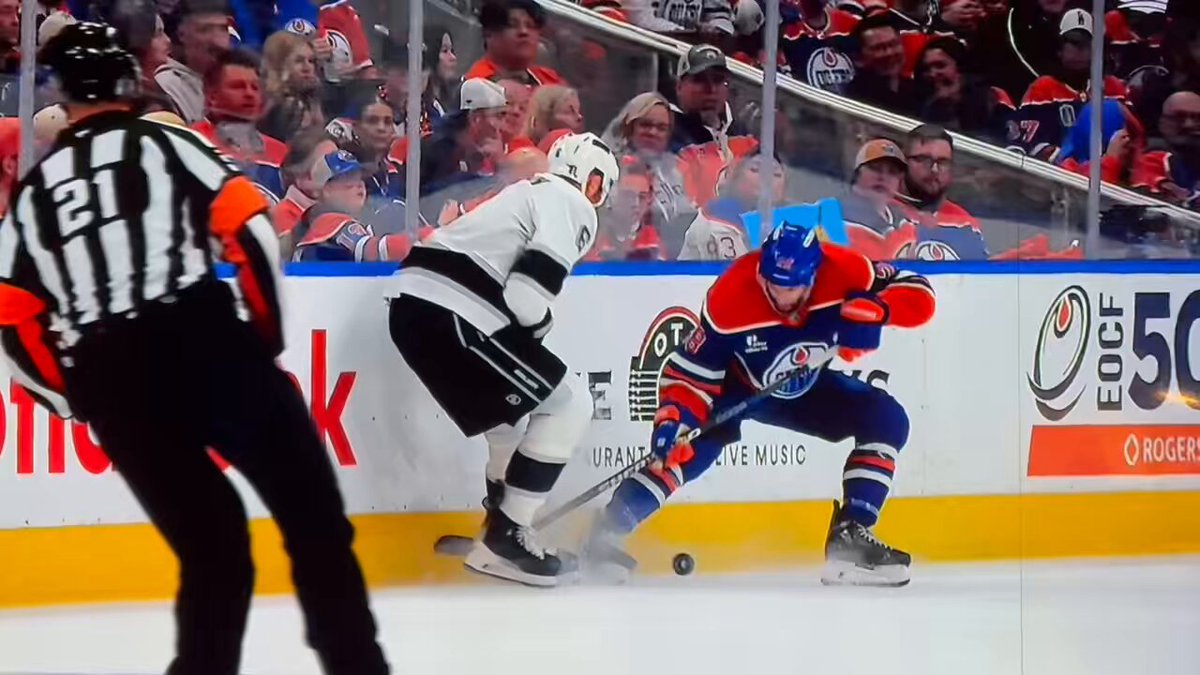 Come on NHL how the fuck is this not a penalty??? Call the penalty when there’s a penalty, FOR BOTH TEAMS FAIRLY!!! 🤬🤬 Edmonton Oilers LA Kings #LAKvsEDM #LetsGoOilers