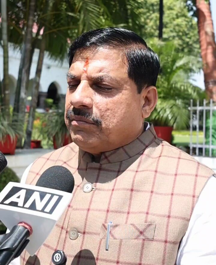 मैं राज्य के सभी शासकीय अधिकारी एवं कर्मचारियों को बधाई देता हूँ... हमारे कर्मचारी तो शासन की नीतियों का क्रियान्वयन कराने वाली मुख्य इकाई हैं। ऐसे में भारत सरकार ने जिस प्रकार कर्मचारियों का महंगाई भत्ता 55% बढ़ाया है, हमने भी अपने राज्य के अधिकारी-कर्मचारियों को यह सौगात दी है। वह सभी हमारे परिवार के अंग हैं, जिनकी चिंता करना हमारा कर्तव्य है।