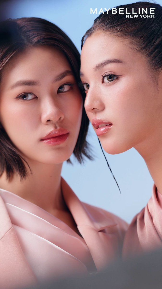ชวนมาส่อง 👀 เบื้องหลังความฉ่ำวาว และความสวยฉ่ำคูณสอง 💋 ของสองสาว เอมี่ เอหมี บอนนี่ bonny #emibonnie ✨ EMIBONNIE X LIFTERGLOSS #EmiBonniexMaybelline #ปากฉ่ำฟูโนฟิลเลอร์ #MaybellineLifterGloss #MaybellineThailand #emiamily #beonnnie